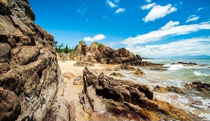 B&atilde;i Đ&aacute; Nhảy Quảng B&igrave;nh &ndash; đ&aacute; chen đ&aacute;, s&oacute;ng x&ocirc; s&oacute;ng