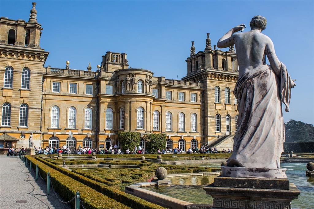 Oxford l&agrave; một l&agrave;ng đại học với 36 trường thuộc ĐH Oxford