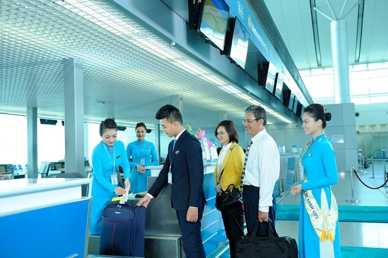 Nh&acirc;n vi&ecirc;n sẽ gắn thẻ l&ecirc;n h&agrave;nh l&yacute; của bạn