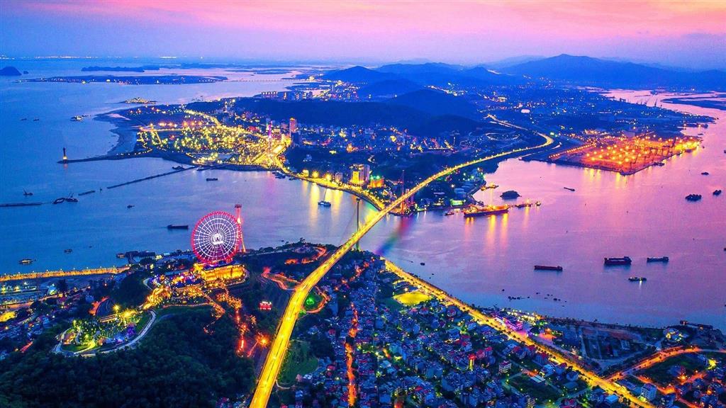 V&ograve;ng quay mặt trời l&agrave; địa điểm gi&uacute;p bạn ngắm được trọn vẹn th&agrave;nh phố từ tr&ecirc;n cao