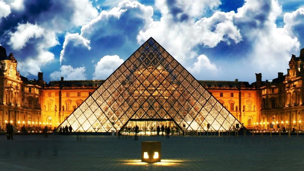 Bảo tàng Louvre là một trong những biểu tượng của Paris
