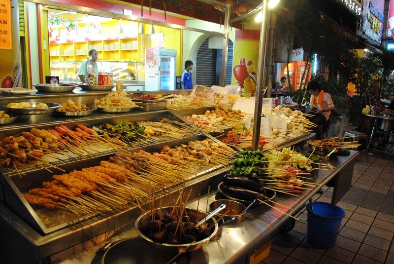 Xiên nhúng lẩu là món ăn được nhiều du khách yêu thích khi tới China Town