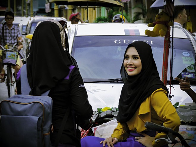 Phụ nữ Malaysia ăn mặc rất kín đáo Phụ nữ Malaysia ăn mặc rất kín đáo