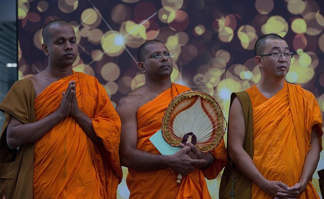 Hãy thể hiện sự tôn trọng đối với các nhà sư Hãy thể hiện sự tôn trọng đối với các nhà sư