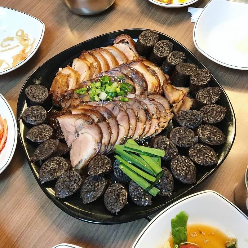Sundae là món ăn tương tự dồi ở Việt Nam Sundae là món ăn tương tự dồi ở Việt Nam