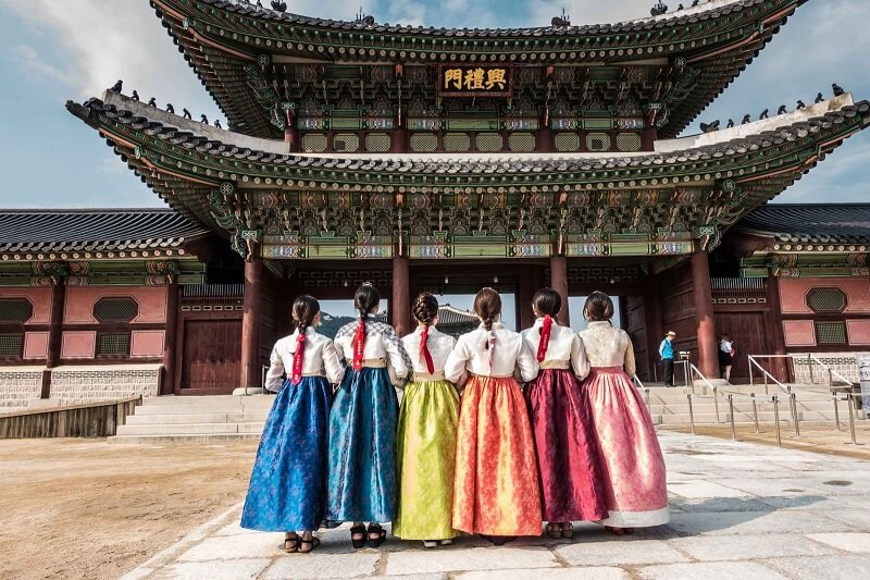 Được mặc Hanbok và chụp ảnh tại cung điện là mục tiêu của rất nhiều bạn trẻ khi tới Hàn Quốc Được mặc Hanbok và chụp ảnh tại cung điện là mục tiêu của rất nhiều bạn trẻ khi tới Hàn Quốc