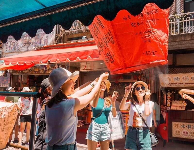 Thả đèn trời trở thành nét đẹp văn hóa tại làng Thập Phần