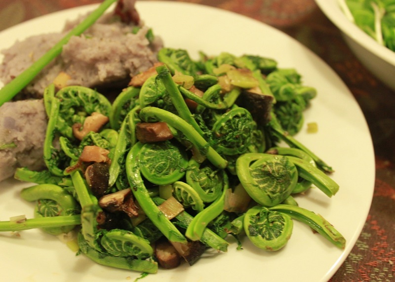 Salad dương xỉ là một món ăn lạ miệng
