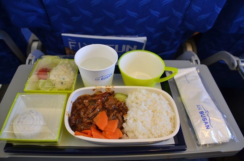 Suất ăn được phục vụ trên Air Busan Suất ăn được phục vụ trên Air Busan