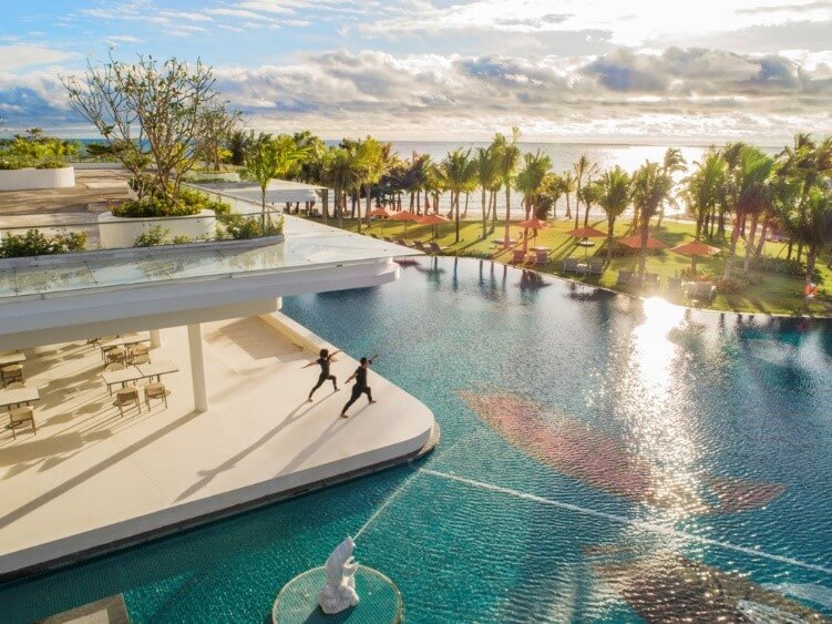 Premier Residences Phu Quoc Emerald Bay với thiết kế hồ bơi sải rộng ra biển