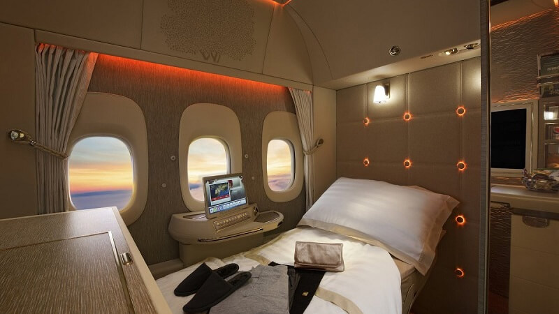 Phòng hạng Thương gia trên máy bay Emirates Phòng hạng Thương gia trên máy bay Emirates