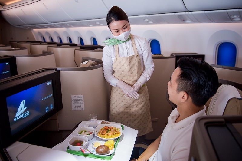 Hành khách mua vé hạng thương gia sẽ được phục vụ suất ăn đặt biệt Hành khách mua vé hạng thương gia sẽ được phục vụ suất ăn đặt biệt