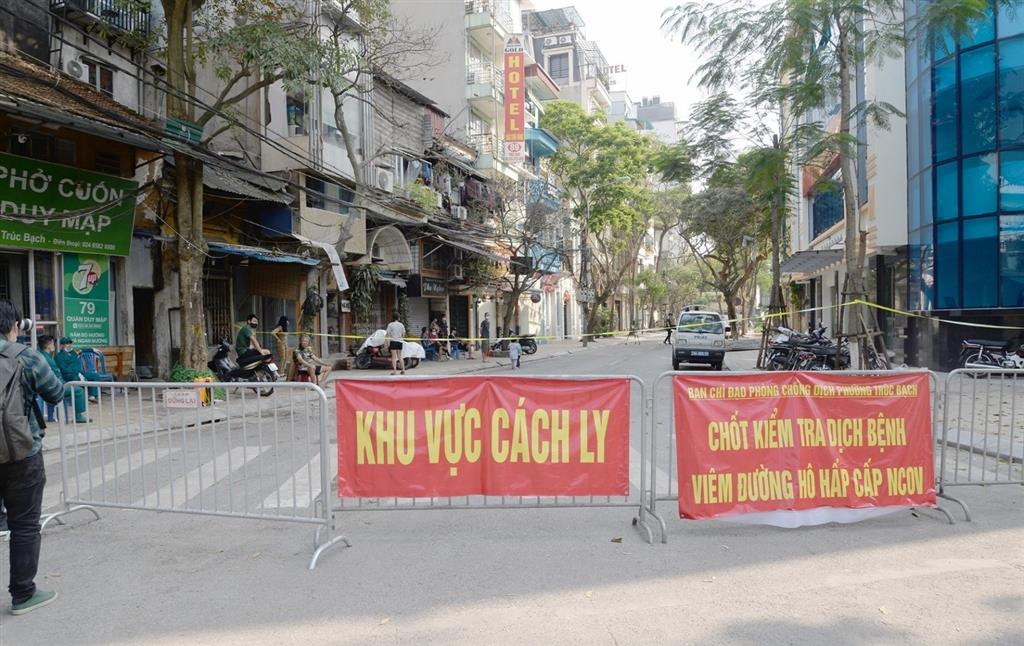 C&aacute;c hộ d&acirc;n c&aacute;ch li tại nh&agrave; ở phố Tr&uacute;c Bạch