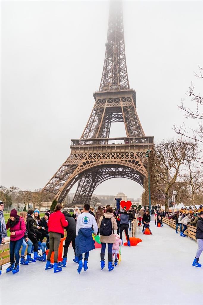 Tới th&aacute;p Eiffel cuối năm để trải nghiệm c&aacute;c hoạt động m&ugrave;a đ&ocirc;ng v&ocirc; c&ugrave;ng th&uacute; vị
