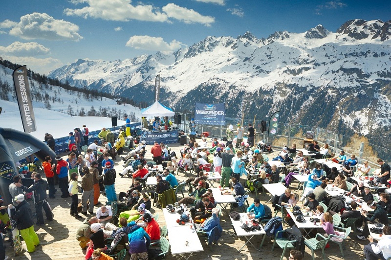 Rất nhiều du kh&aacute;ch t&igrave;m về thị trấn Chamonix để trải nghiệm m&ocirc;n trượt tuyết