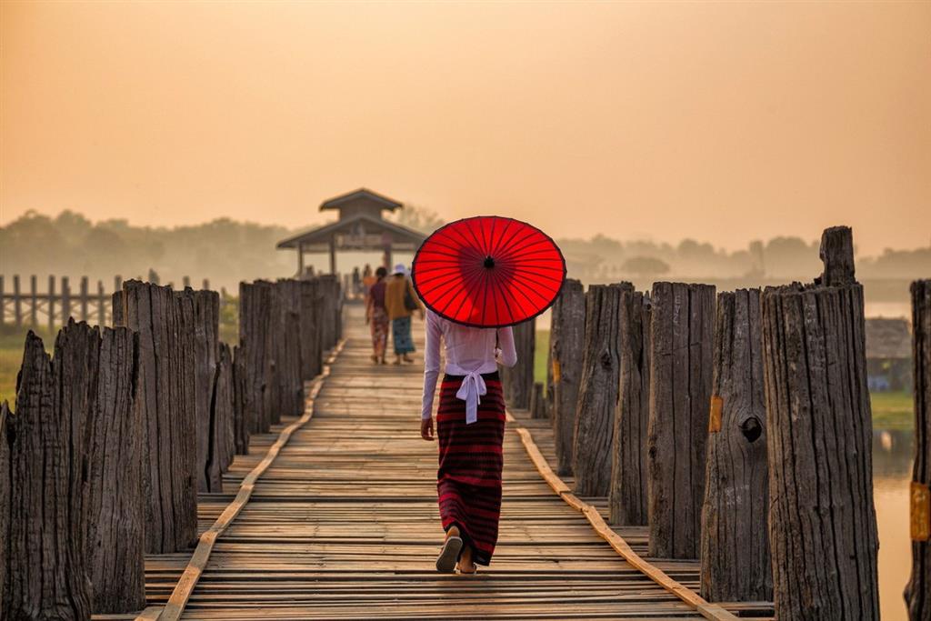 Cầu U Bein là địa điểm lý tưởng để ngắm hoàng hôn Cầu U Bein là địa điểm lý tưởng để ngắm hoàng hôn