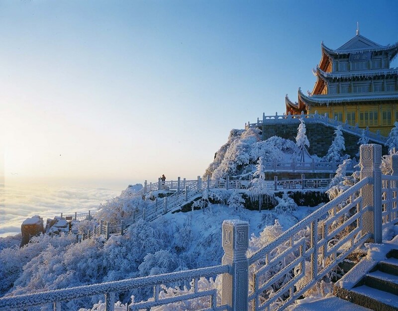 Núi Nga Mi ngập tuyết trắng