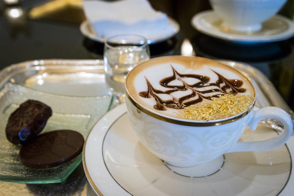 Cốc cappuchino với những vảy vàng 23 karat