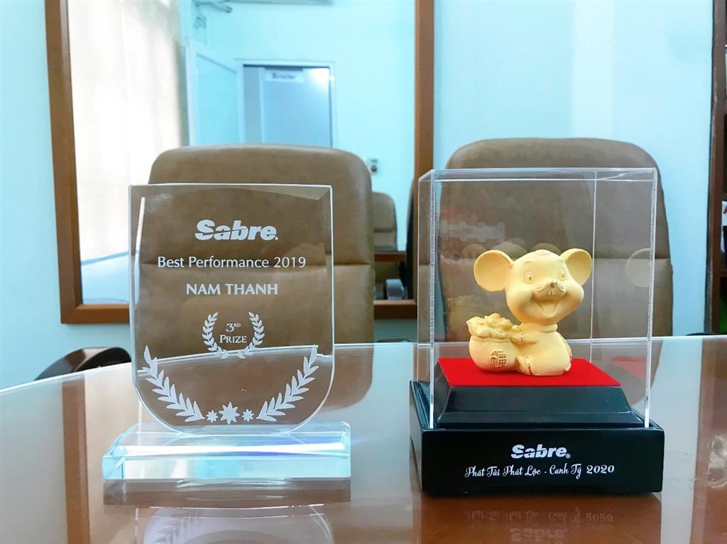 Cúp vinh danh Top 3 Đại lý xuất sắc nhất mà Sabre trao cho Nam Thanh Cúp vinh danh Top 3 Đại lý xuất sắc nhất mà Sabre trao cho Nam Thanh
