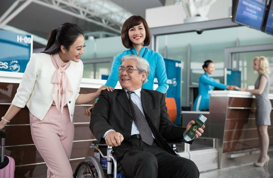 Đặt dịch vụ xe lăn cho người cao tuổi