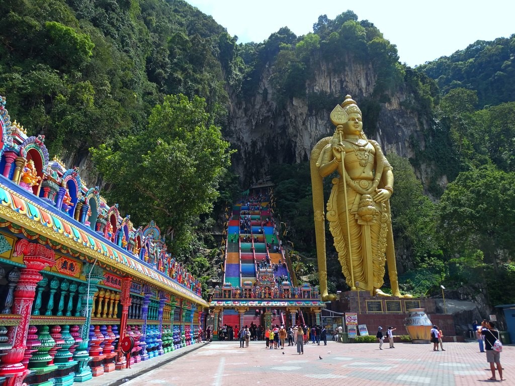 Động Bantu với những bậc thang đầy màu sắc Động Bantu với những bậc thang đầy màu sắc