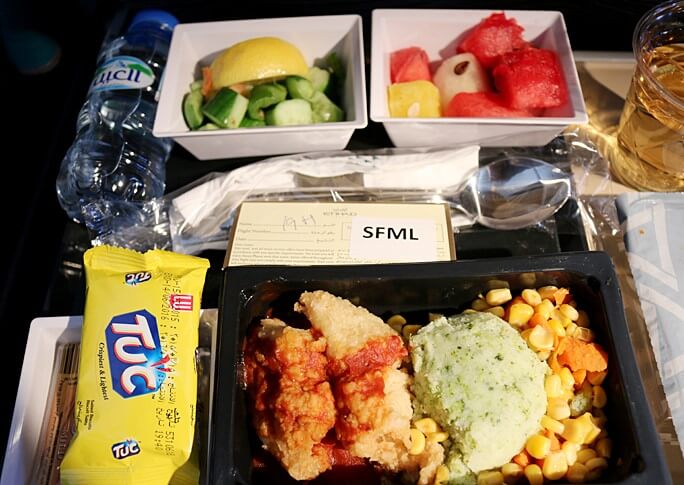 Etihad luôn mang đến những món ăn hảo hạng cho khách hàng của mình Etihad luôn mang đến những món ăn hảo hạng cho khách hàng của mình