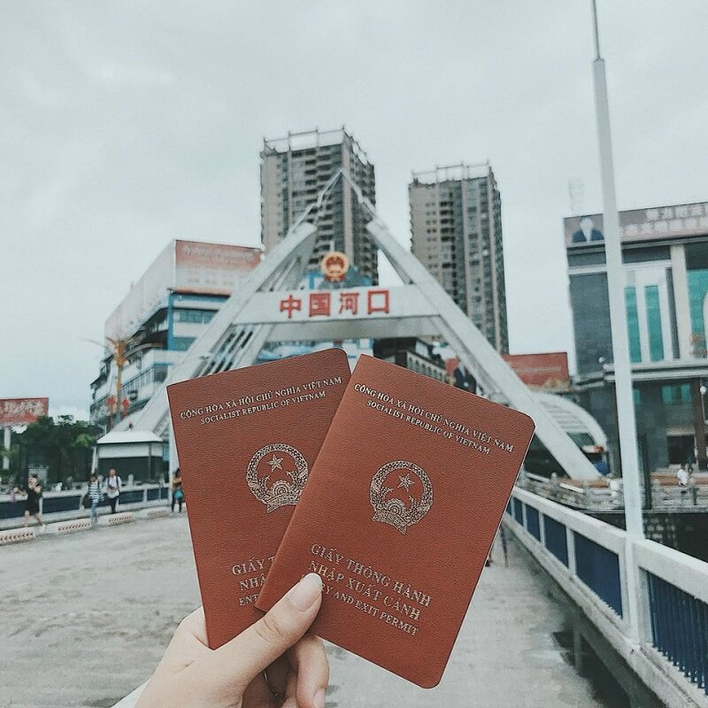 Để sang Trung Quốc từ cửa khẩu, bạn phải c&oacute; giấy th&ocirc;ng h&agrave;nh Trung Quốc