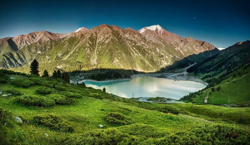 Kazakhstan đa dạng về địa h&igrave;nh v&agrave; cảnh quan thi&ecirc;n nhi&ecirc;n