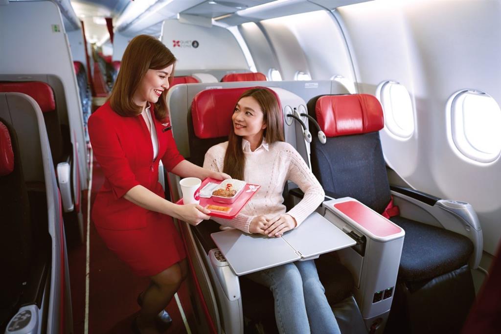 Khách hàng hạng giường nằm được phục vụ các suất ăn miễn phí Khách hàng hạng giường nằm được phục vụ các suất ăn miễn phí