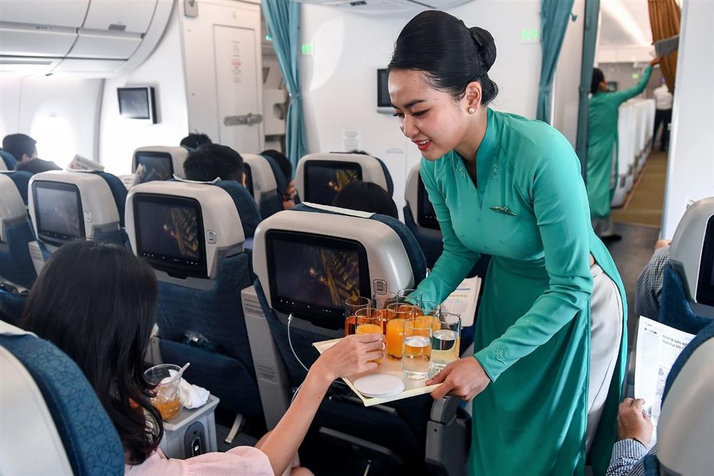 Khách hàng Vietnam Airlines được phục vụ nước uống miễn phí Khách hàng Vietnam Airlines được phục vụ nước uống miễn phí