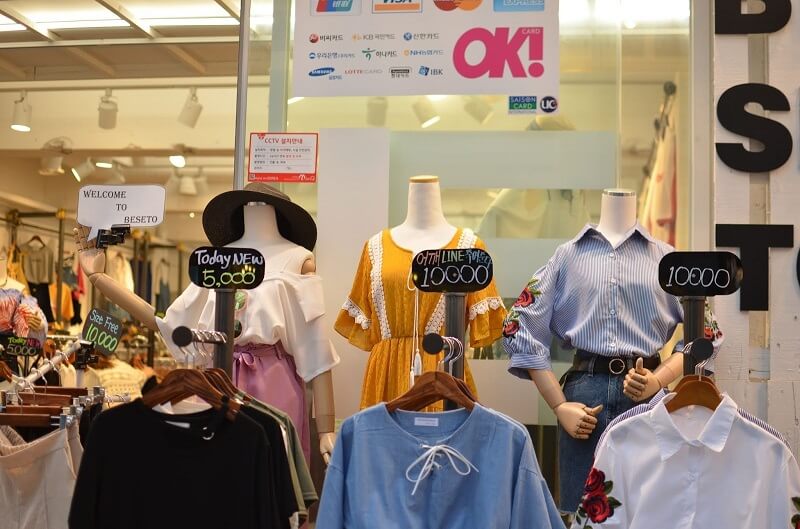 Quần áo tại Hàn Quốc cũng là món quà lý tưởng để tặng bạn bè khi du lịch Busan Quần áo tại Hàn Quốc cũng là món quà lý tưởng để tặng bạn bè khi du lịch Busan