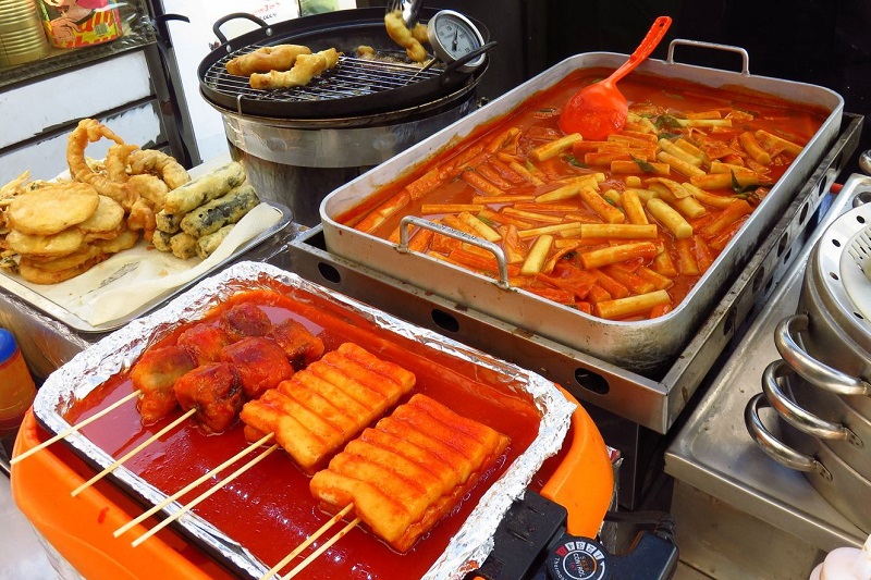 Bánh gạo cay với màu đỏ đặc trưng