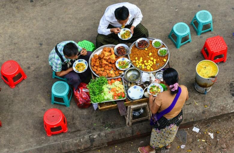 Bạn có thể tìm thấy bún cá Mohinga tại nhiều hàng rong ven đường Bạn có thể tìm thấy bún cá Mohinga tại nhiều hàng rong ven đường
