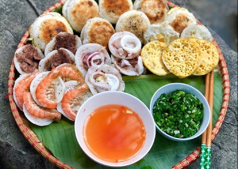 Bánh căn Nha Trang nổi tiếng với 2 loại tôm và mực