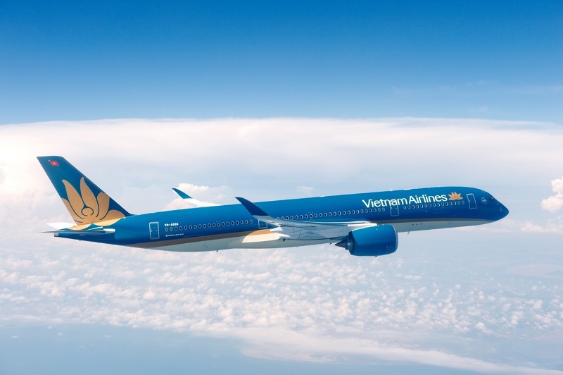 Máy bay Airbus A350-900 sải cánh trên bầu trời Máy bay Airbus A350-900 sải cánh trên bầu trời