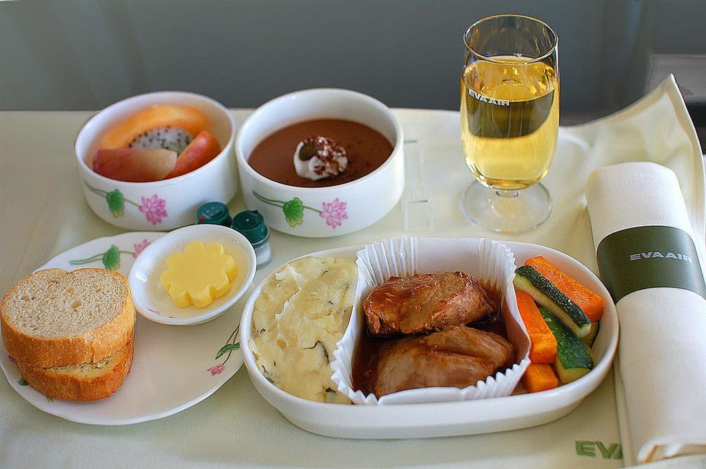 Một bữa ăn được phục vụ dành cho hành khách hạng Royal Laurel Class Một bữa ăn được phục vụ dành cho hành khách hạng Royal Laurel Class