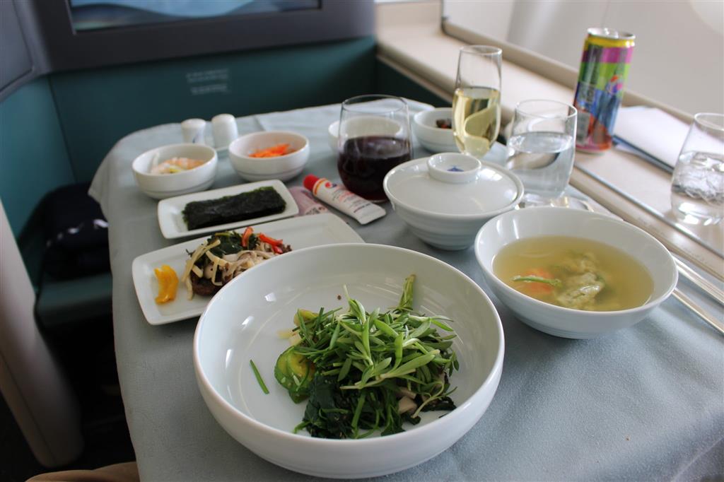 Một suất ăn được phục vụ cho hành khách hạng Thương gia của Korean Airlines Một suất ăn được phục vụ cho hành khách hạng Thương gia của Korean Airlines