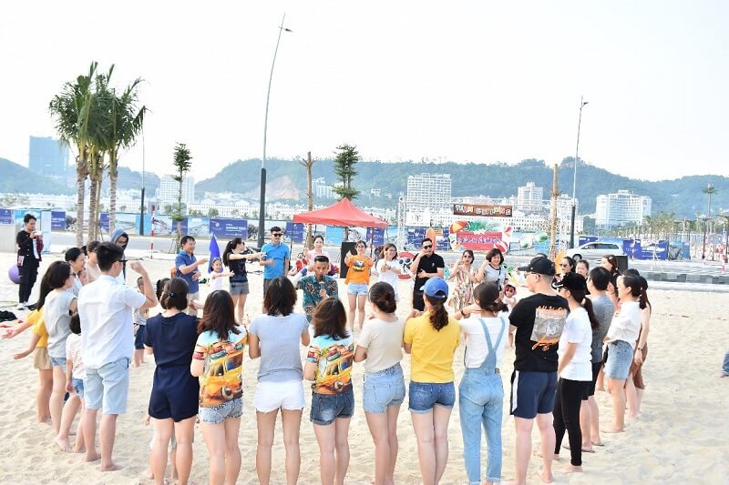 Team Building trên bãi biển với đồng đội Team Building trên bãi biển với đồng đội