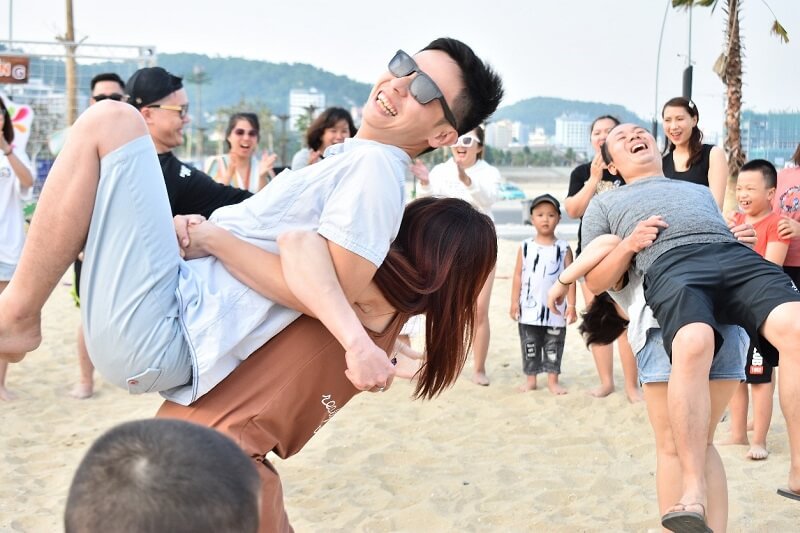 Trò chơi Team Building trên bãi biển Trò chơi Team Building trên bãi biển