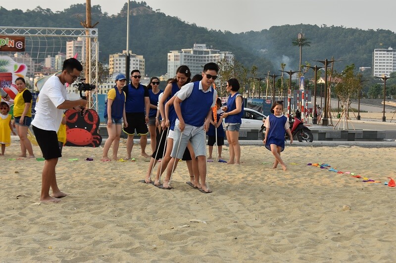 Hình ảnh tại trò chơi Team Building cùng đồng đội Hình ảnh tại trò chơi Team Building cùng đồng đội
