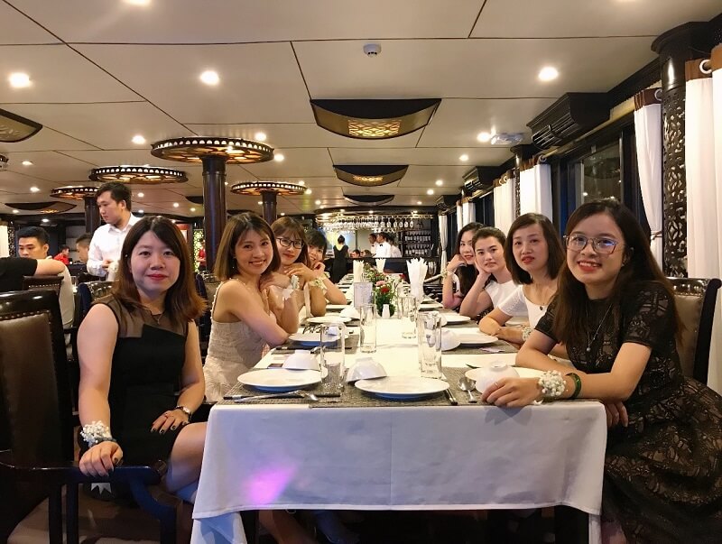 Trong đêm Gala, mỗi cô gái của Nam Thanh đều lung linh như những nàng công chúa Trong đêm Gala, mỗi cô gái của Nam Thanh đều lung linh như những nàng công chúa