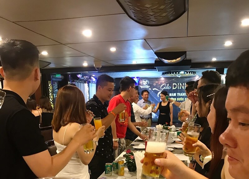 Ban Lãnh đạo cùng mọi người nâng ly mừng Nam Thanh Travel bước sang tuổi thứ 15 Ban Lãnh đạo cùng mọi người nâng ly mừng Nam Thanh Travel bước sang tuổi thứ 15