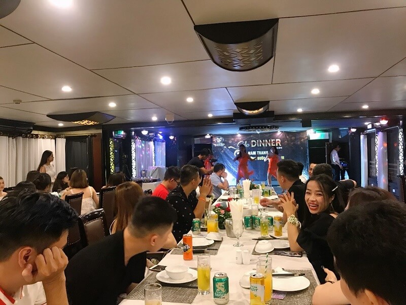 Các vũ công mang đến tiết mục nhảy vô cùng sôi động Các vũ công mang đến tiết mục nhảy vô cùng sôi động
