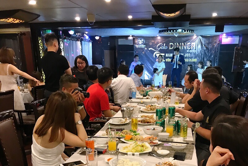 Phần trò chơi với sự tham gia hào hứng của các bạn nhỏ Phần trò chơi với sự tham gia hào hứng của các bạn nhỏ