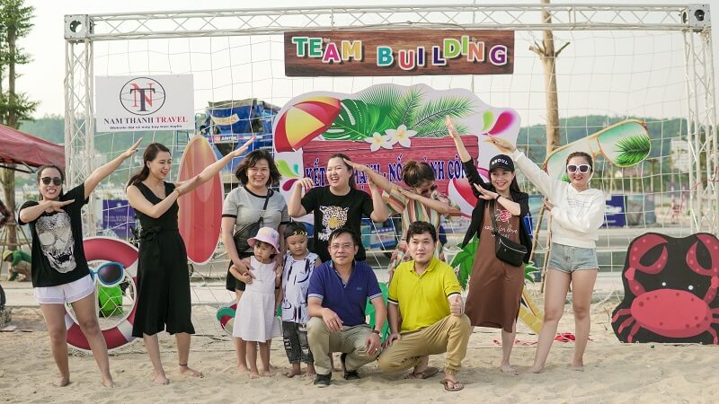 Team Building trên bãi biển Khởi động ngày mới bằng bài tập Taichi trên thuyền