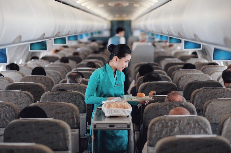Tiếp viên Vietnam Airlines đang cung cấp cho khách hàng các suất ăn nhẹ miễn phí - những thứ được cung cấp trên máy bay là gì? Tiếp viên Vietnam Airlines đang cung cấp cho khách hàng các suất ăn nhẹ miễn phí - những thứ được cung cấp trên máy bay là gì?