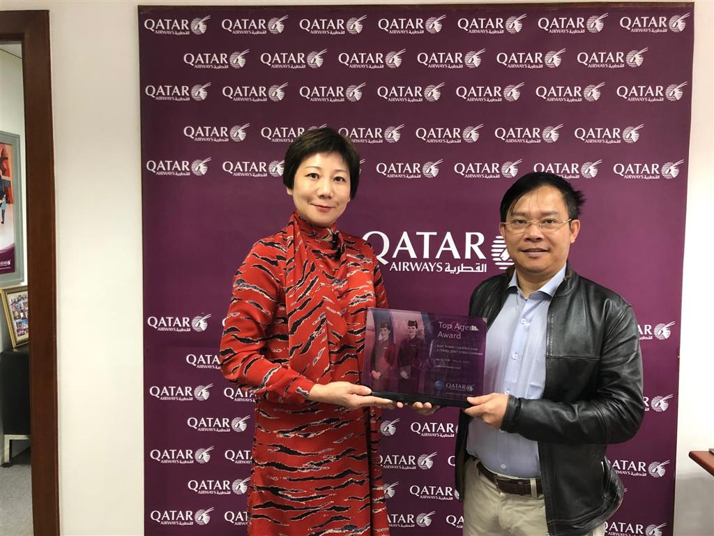 Ông Lê Đình Dũng – Đại diện của Nam Thanh Travel nhận kỉ niệm chương từ Qatar Airways Ông Lê Đình Dũng – Đại diện của Nam Thanh Travel nhận kỉ niệm chương từ Qatar Airways