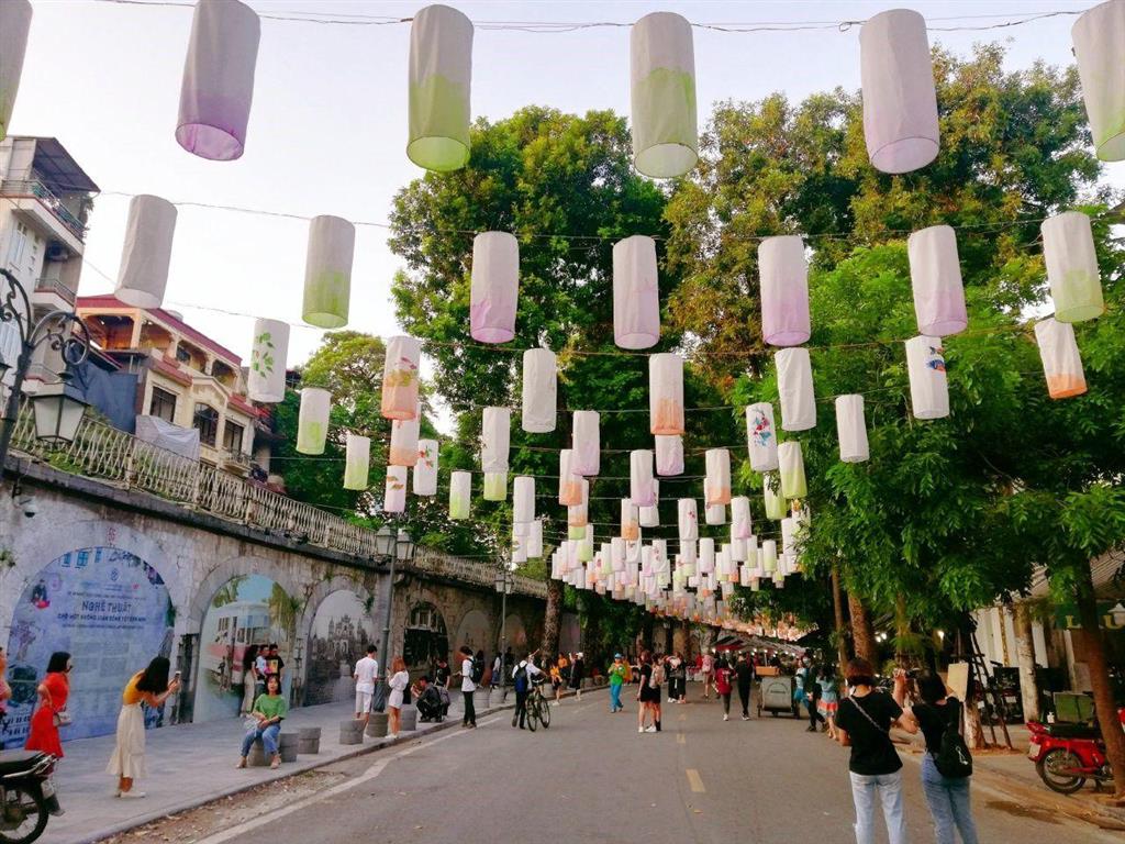 Phố b&iacute;ch họa Ph&ugrave;ng Hưng