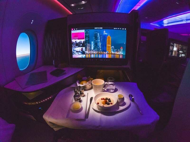 Một bữa ăn nhẹ được phục vụ bởi Qatar Airways