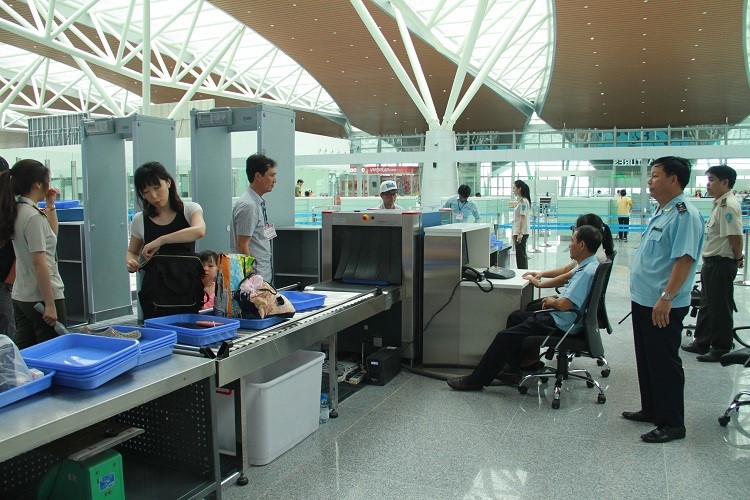 Qua cổng Hải quan và An ninh soi chiếu hàng không Qua cổng Hải quan và An ninh soi chiếu hàng không